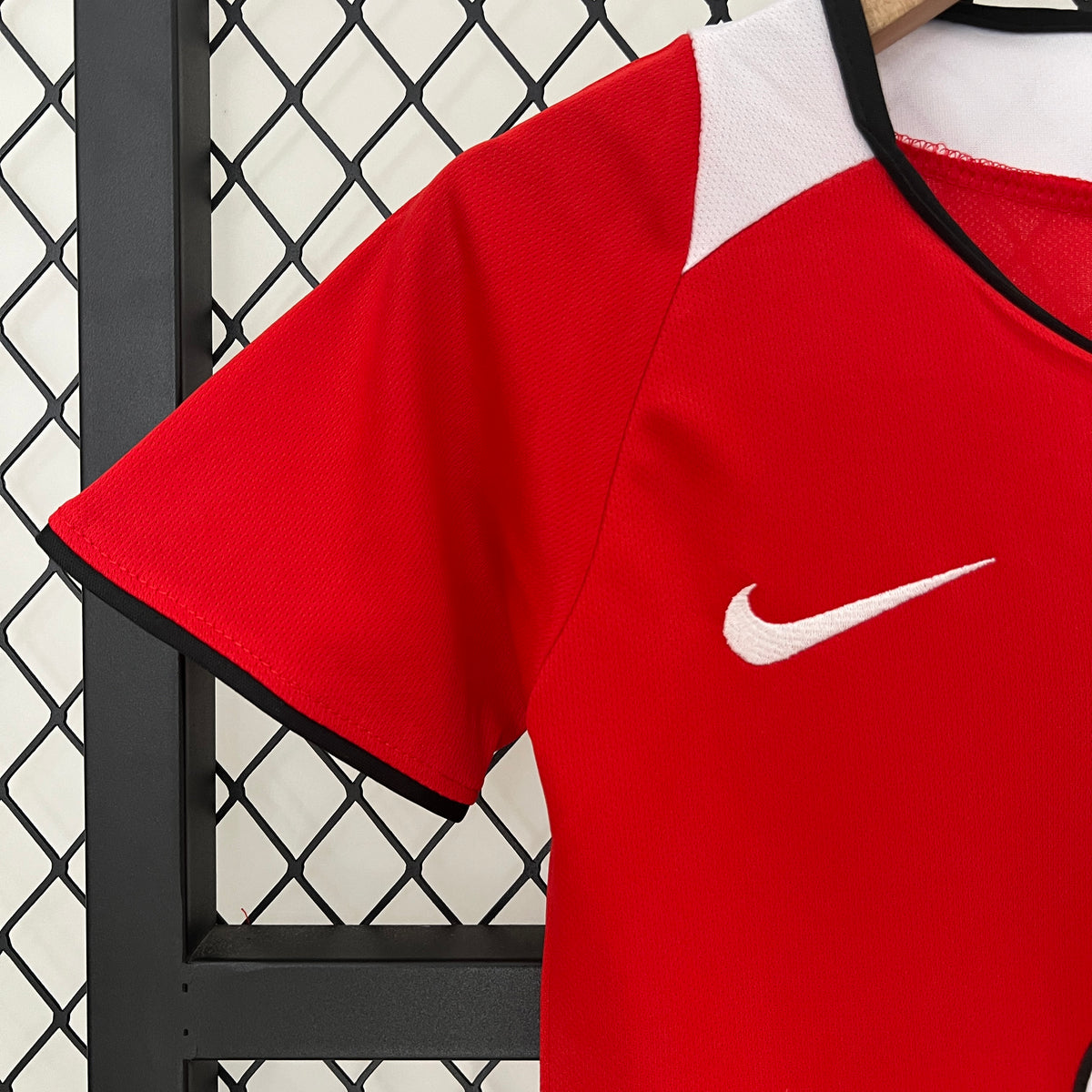Kit infantil Manchester United RetrƓ Home 2005 - Vermelho