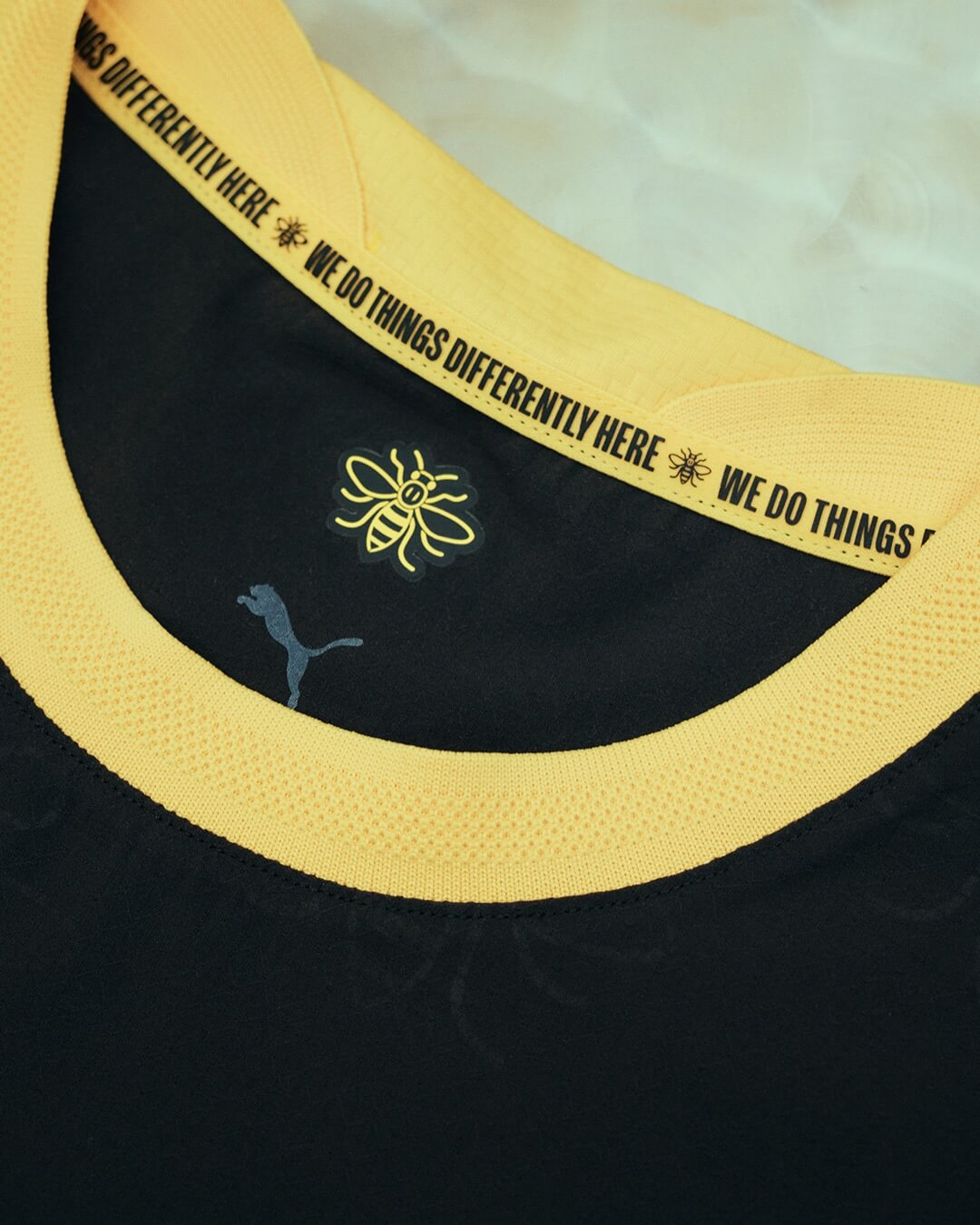 Kit Infantil Manchester City Away 26/27 - Preto e Dourado