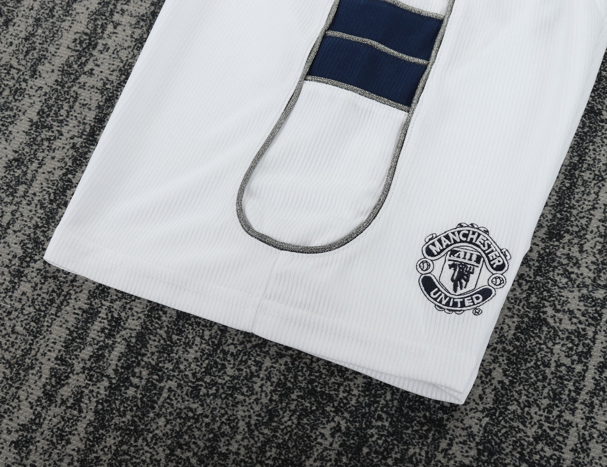 Kit infantil Manchester United RetrƓ Third 00/01 - Branco