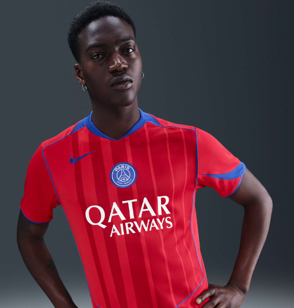Uniforme traz releitura de clássico com o retorno da cor vermelha