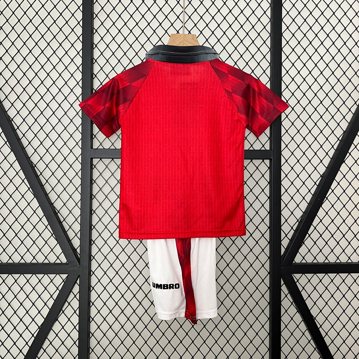 Kit infantil Manchester United Retrô Home 1996 - Vermelho