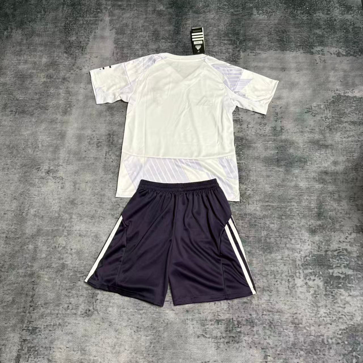 Kit infantil Manchester United Away 25/26 . - Branca