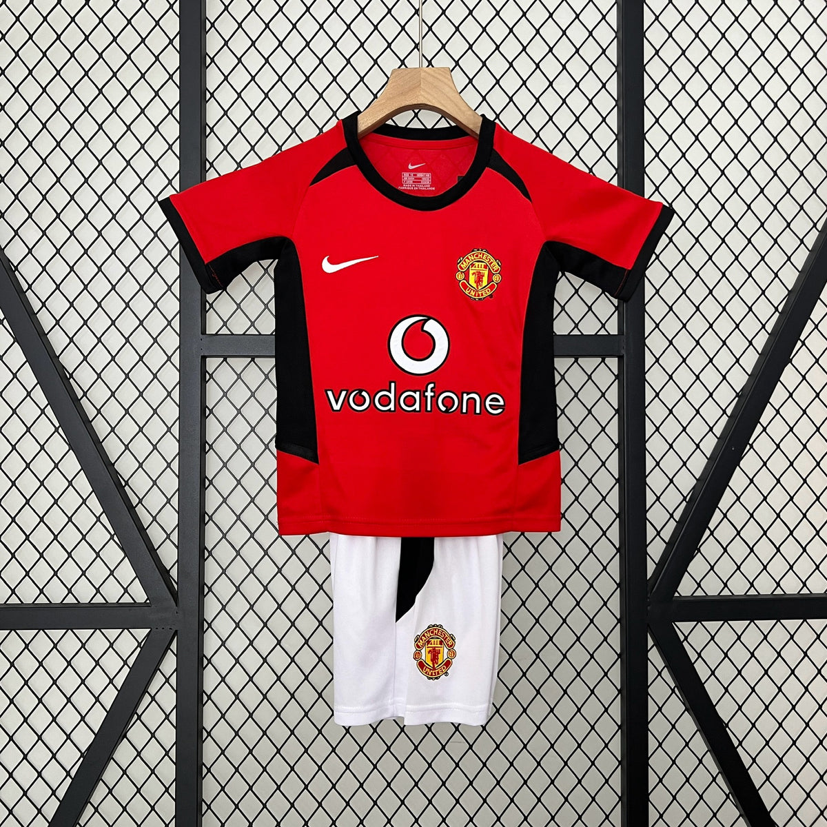 Kit infantil Manchester United Retrô Home 2003  - Vermelho