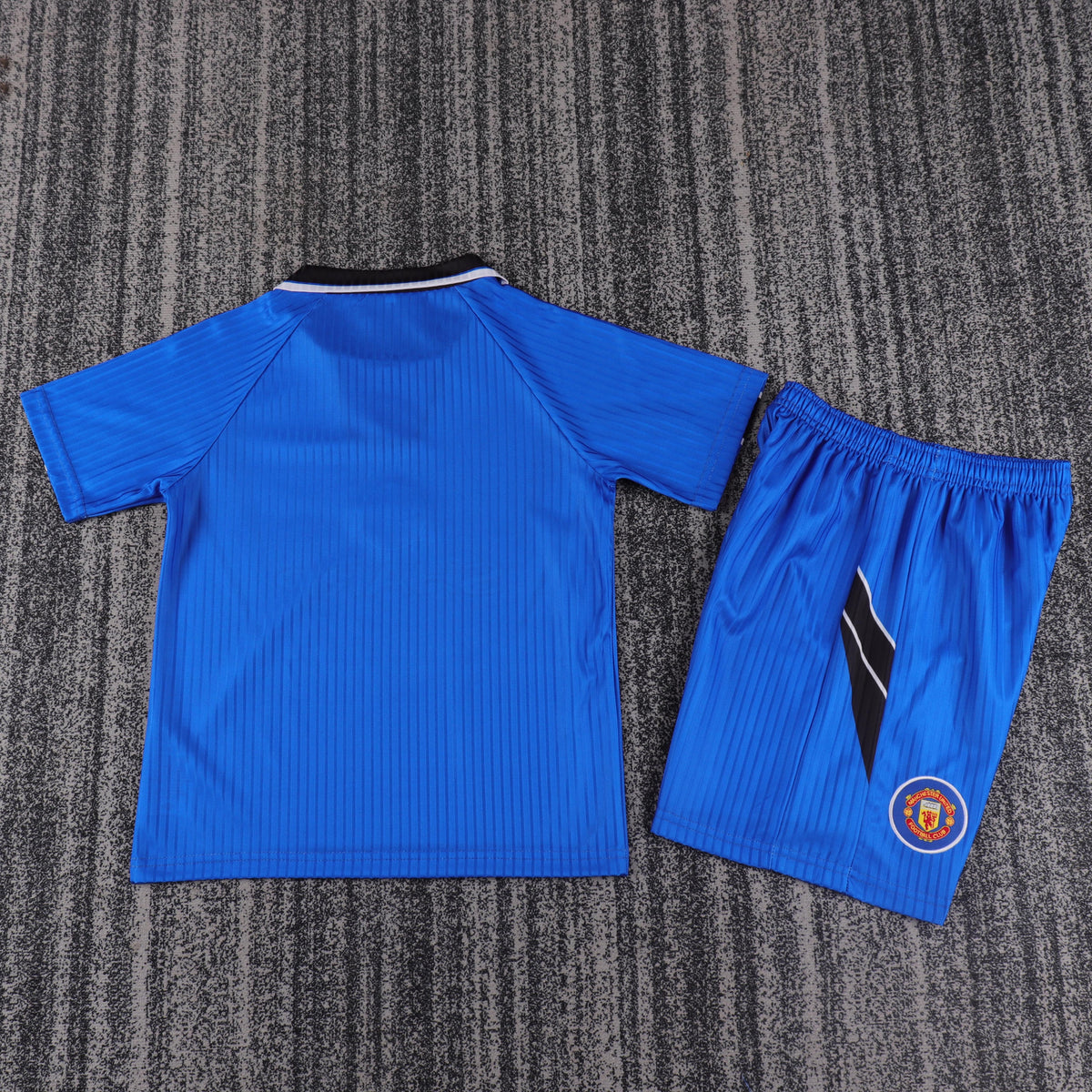 Kit infantil Manchester United Retrô Third 96/97 - Azul