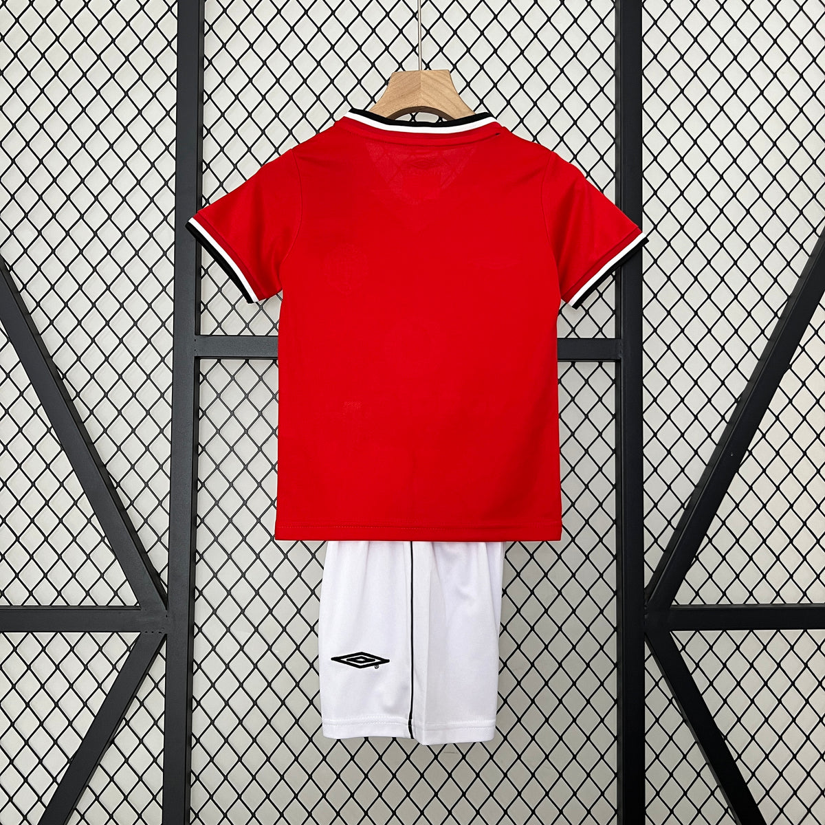 Kit infantil Manchester United Retrô Home 2000  - Vermelho