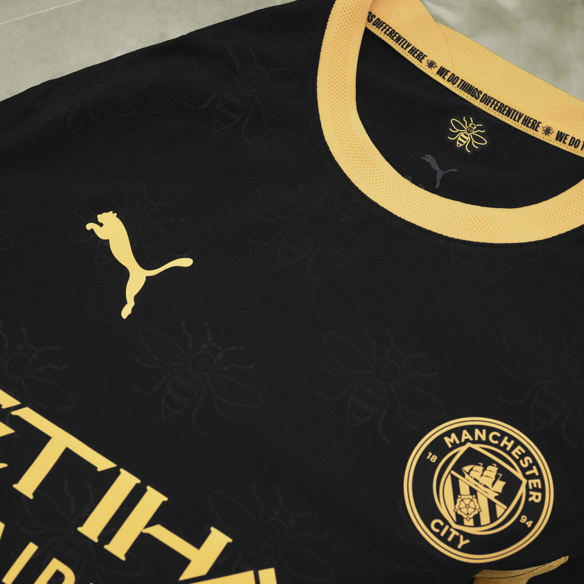 Kit Infantil Manchester City Away 26/27 - Preto e Dourado