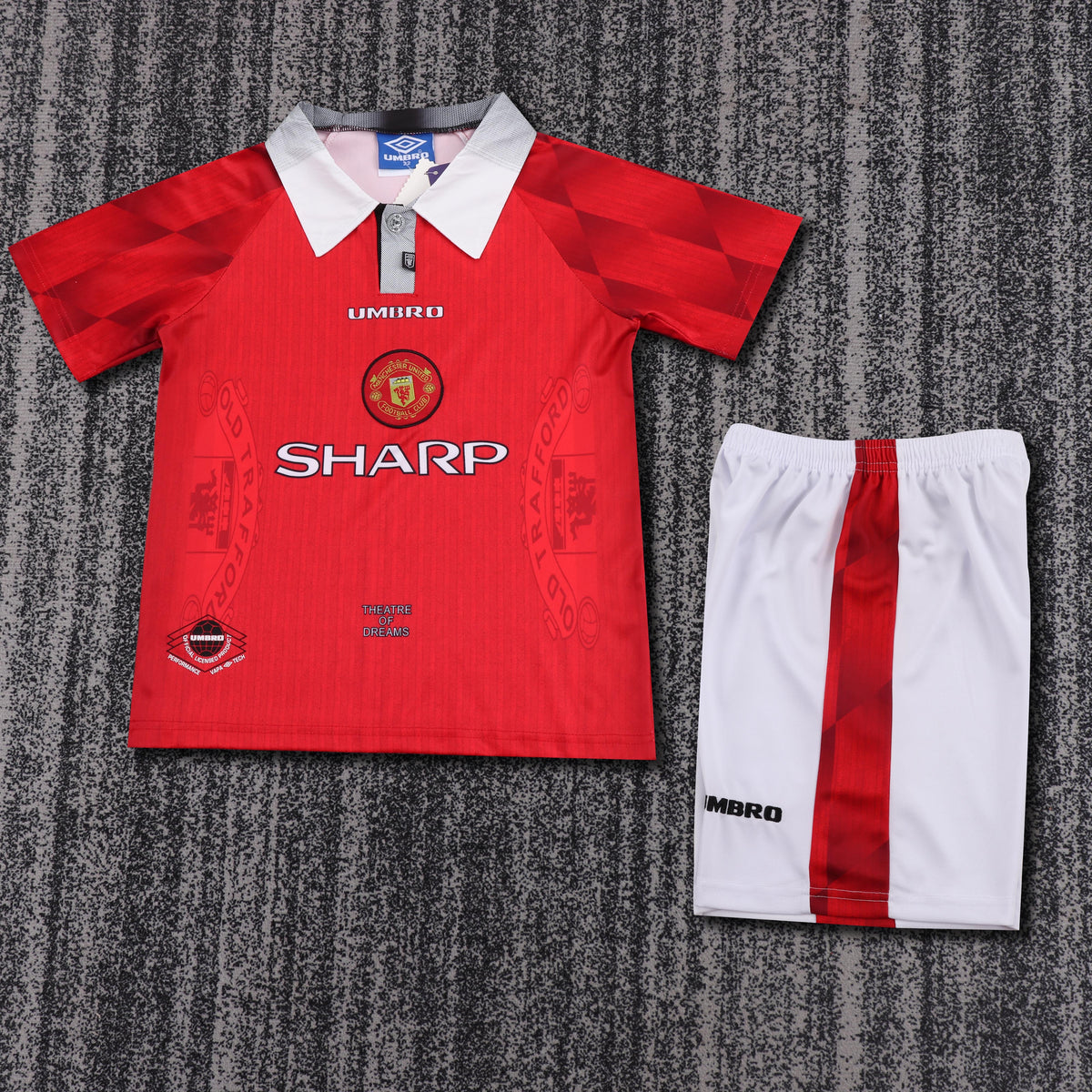 Kit infantil Manchester United Retrô Home 96/97 - Vermelho