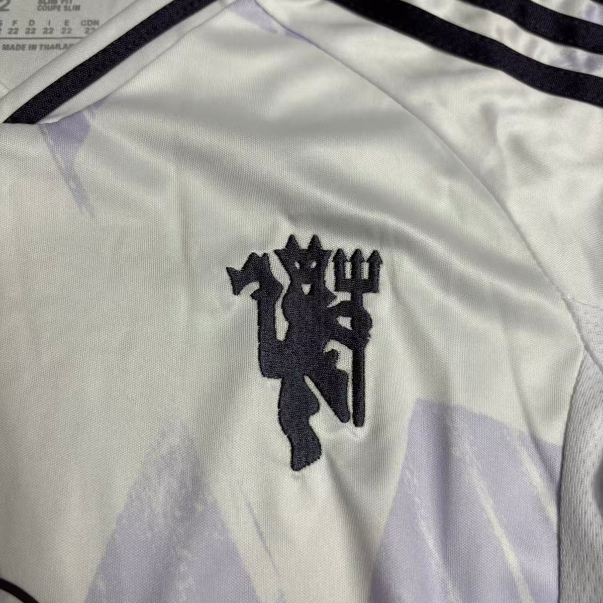 Kit infantil Manchester United Away 25/26 . - Branca