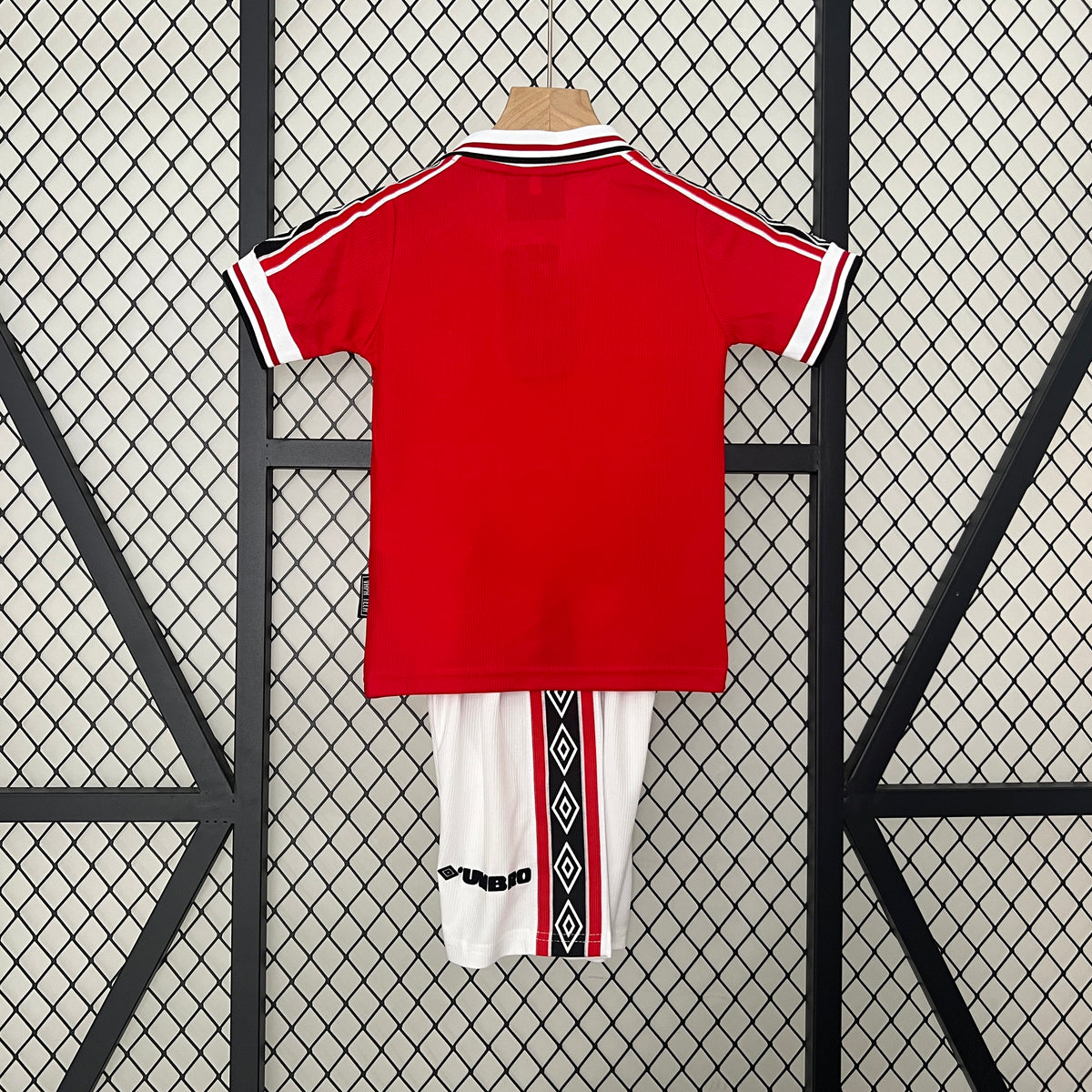 Kit infantil Manchester United Retrô Home 1999 - Vermelho