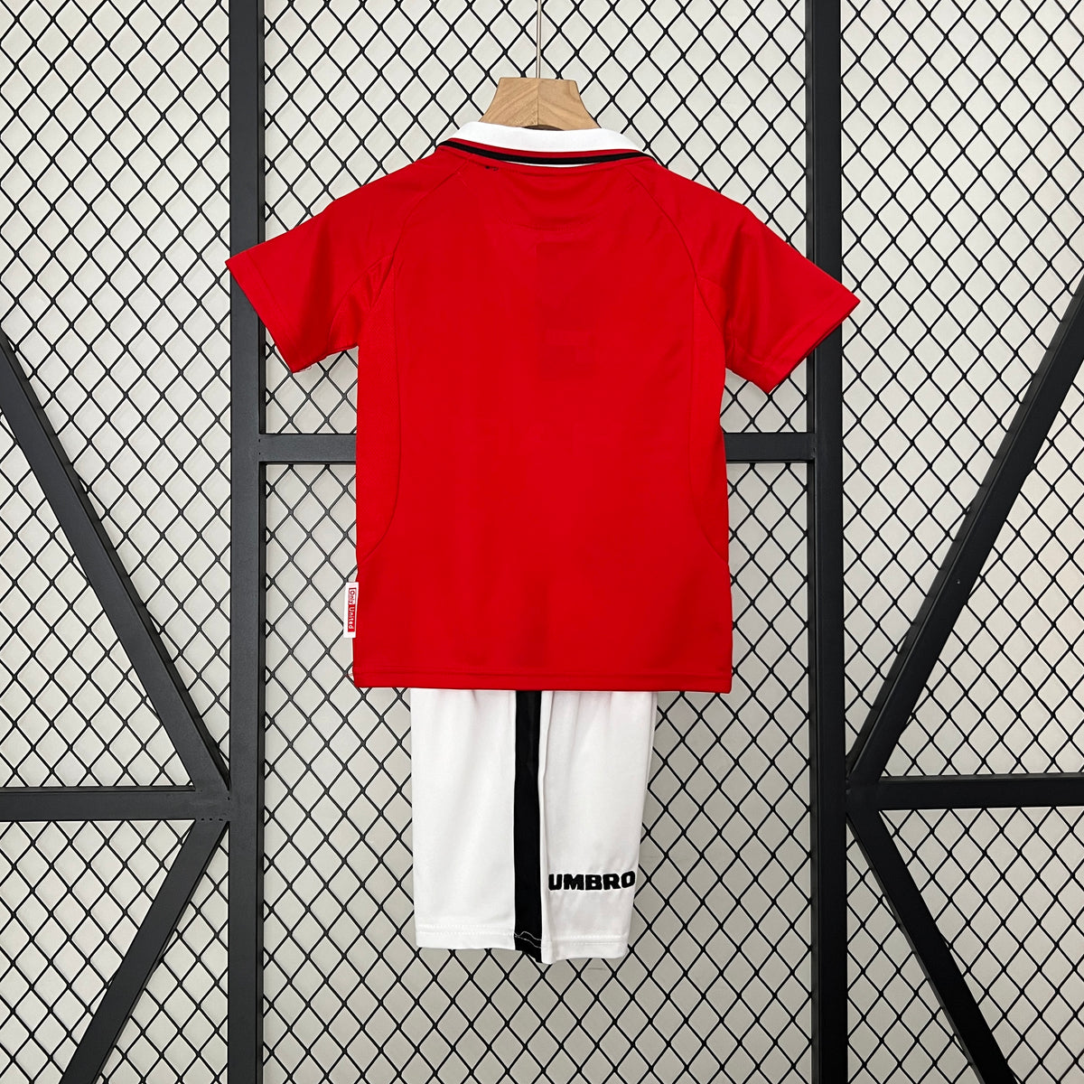 Kit infantil Manchester United Retrô Home 1999  - Vermelho
