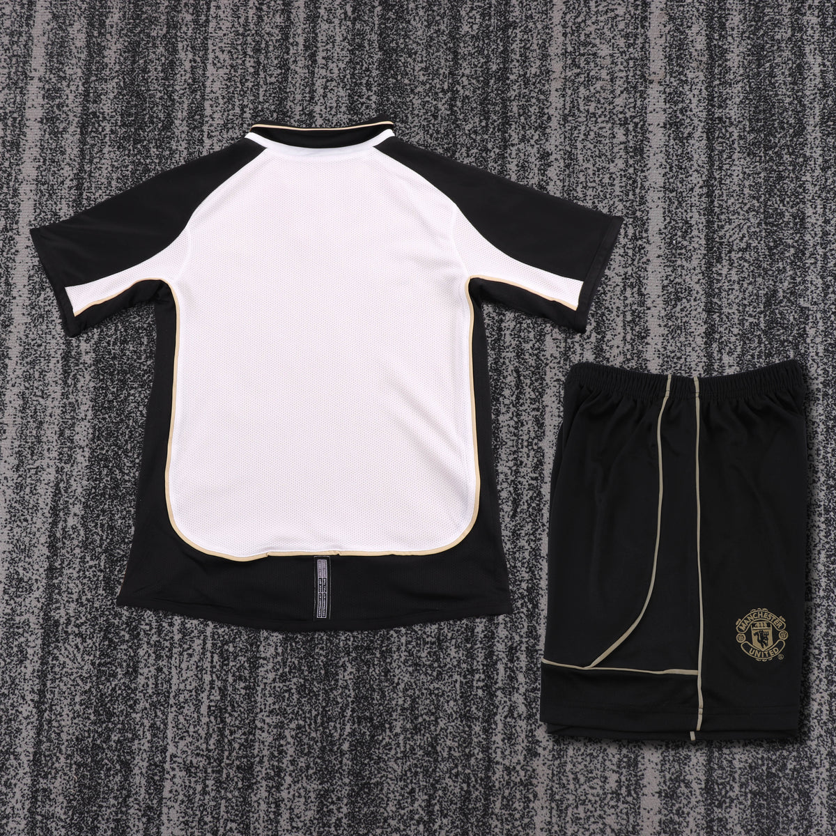 Kit infantil Manchester United Retrô Third 01/02  - Branco