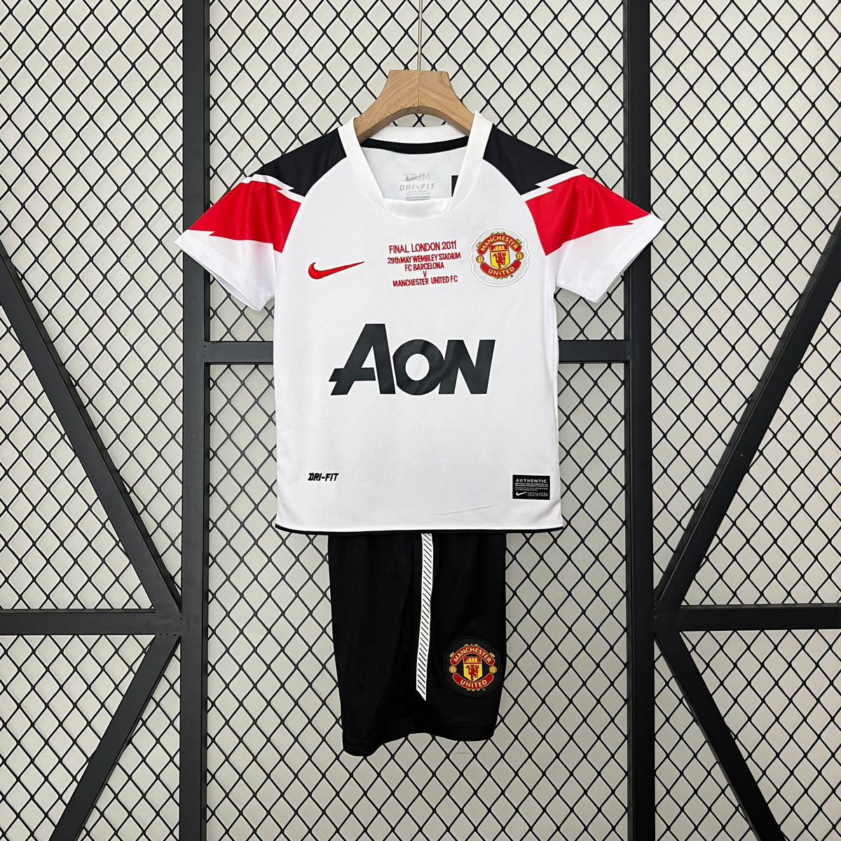 Kit infantil Manchester United Retrô Away 2010 - Branca