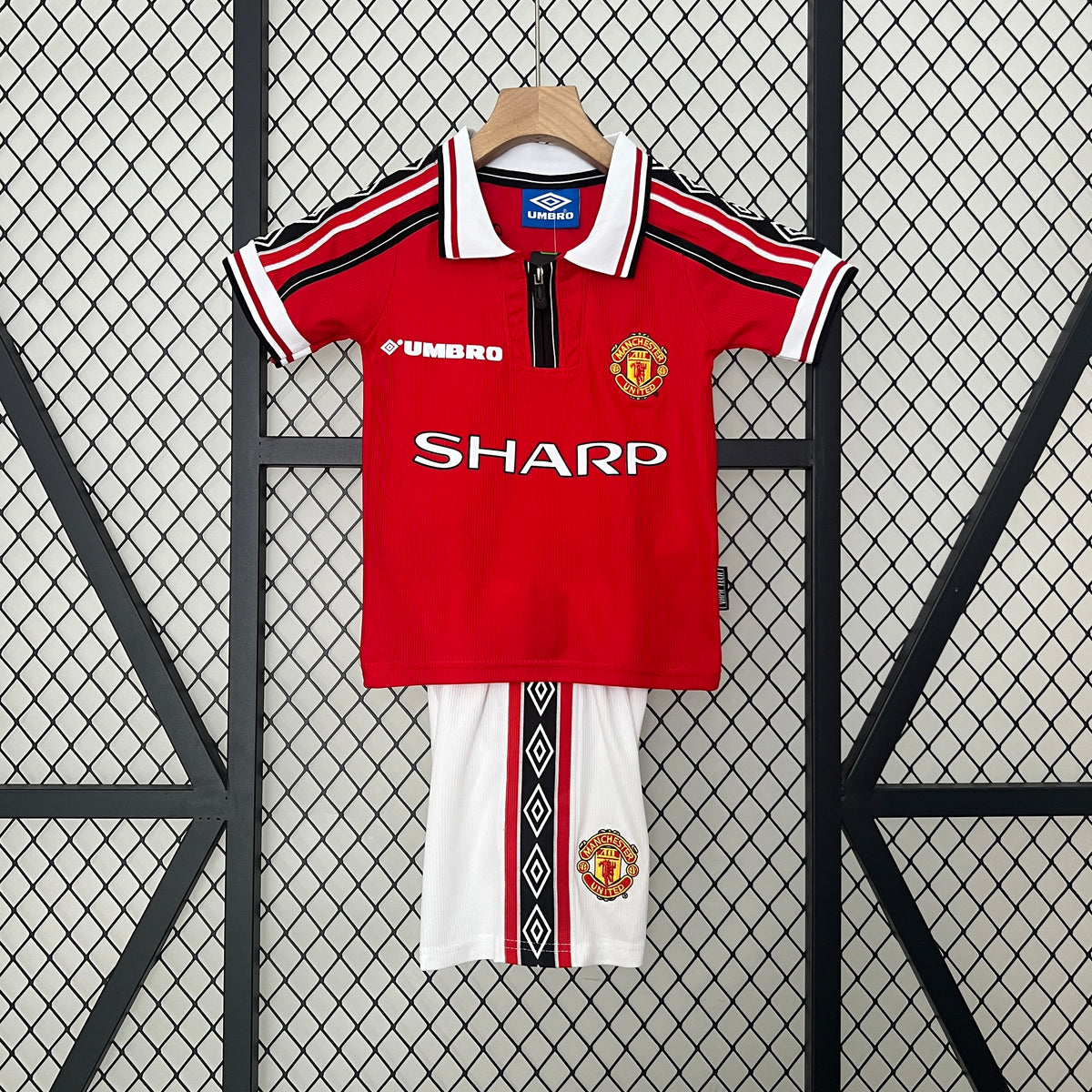 Kit infantil Manchester United Retrô Home 1999 - Vermelho