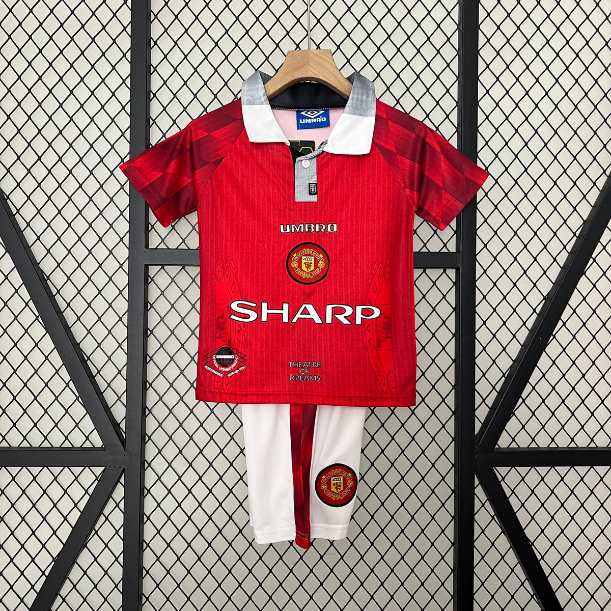 Kit infantil Manchester United Retrô Home 1996 - Vermelho