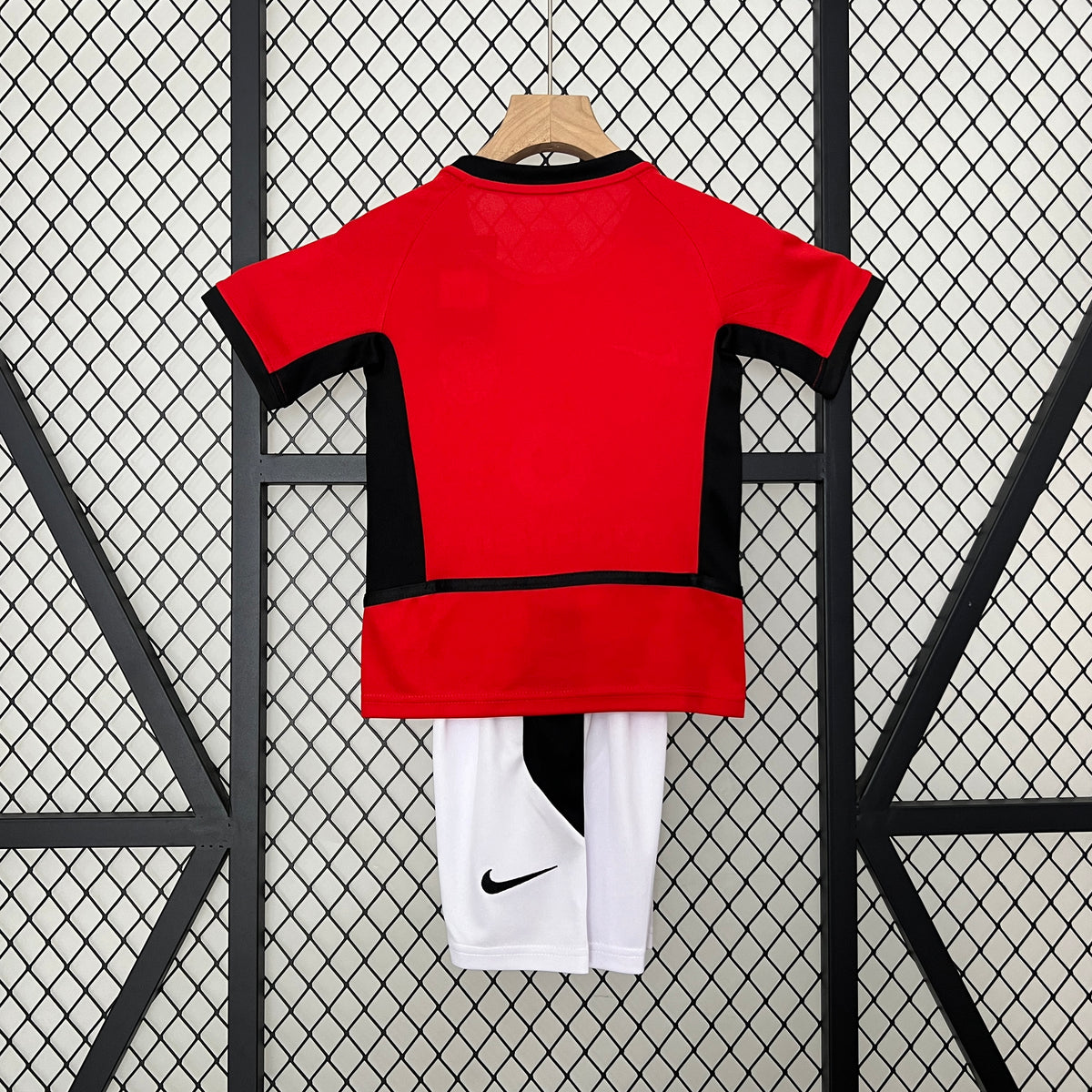 Kit infantil Manchester United Retrô Home 2003  - Vermelho