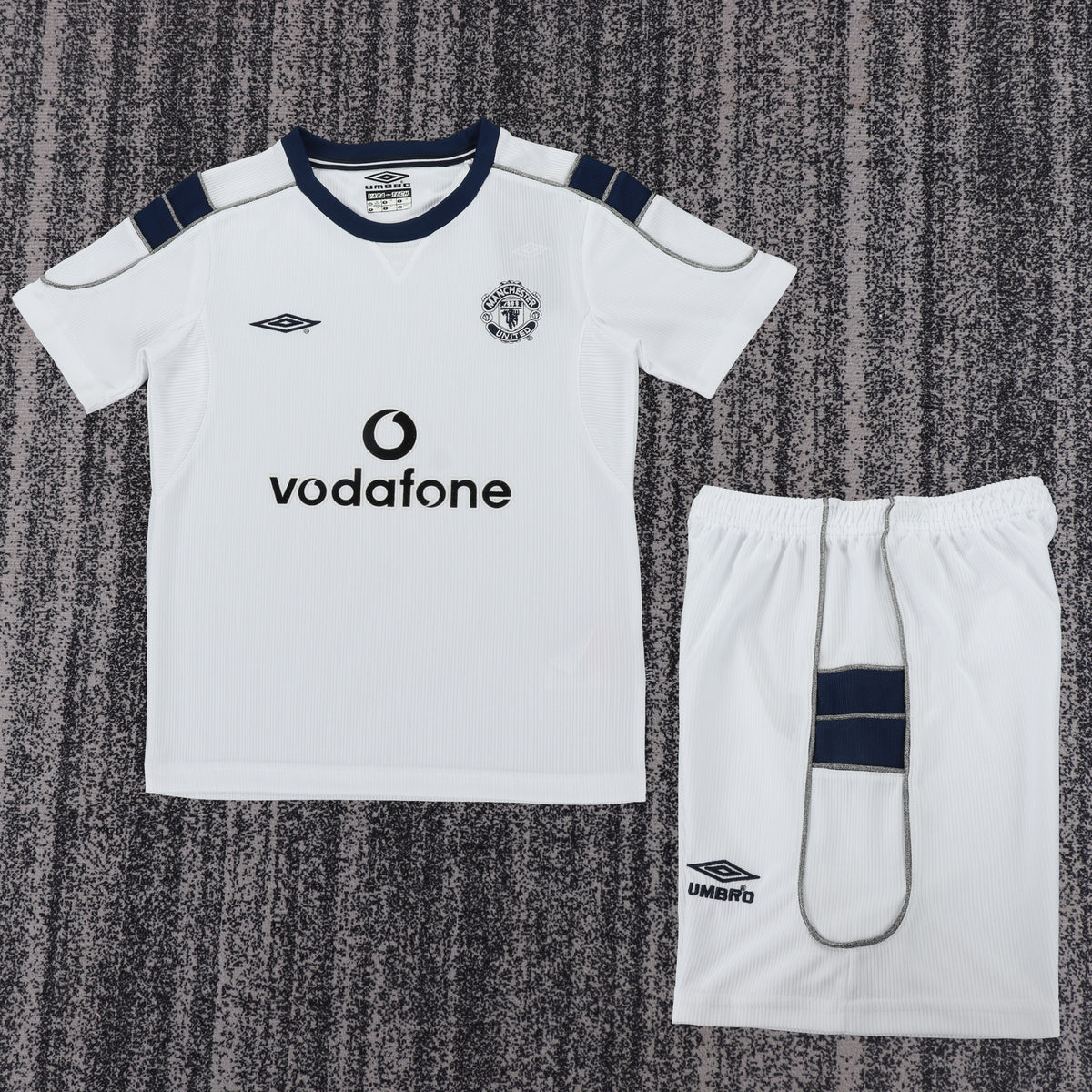 Kit infantil Manchester United Retrô Third 00/01  - Branco