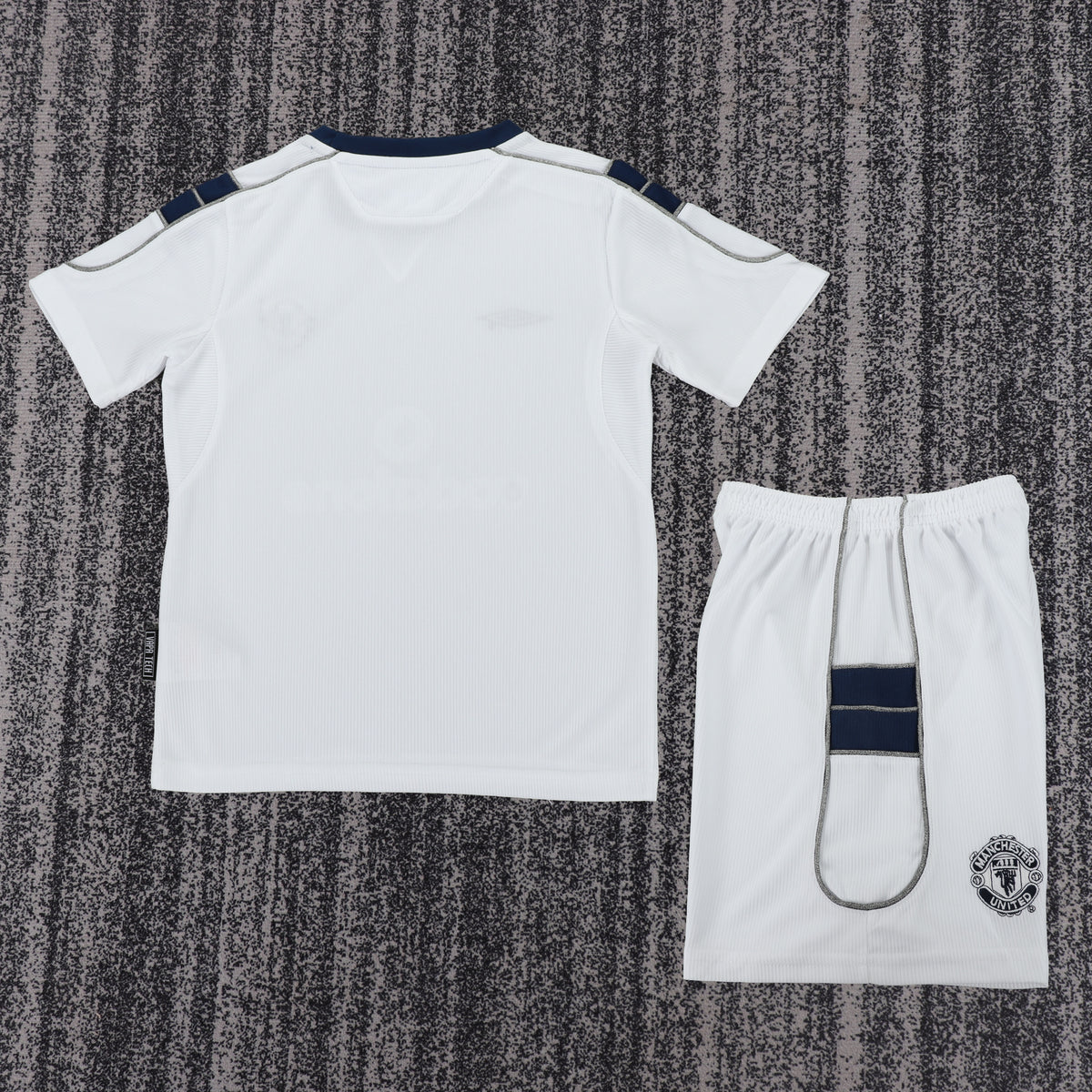 Kit infantil Manchester United Retrô Third 00/01  - Branco